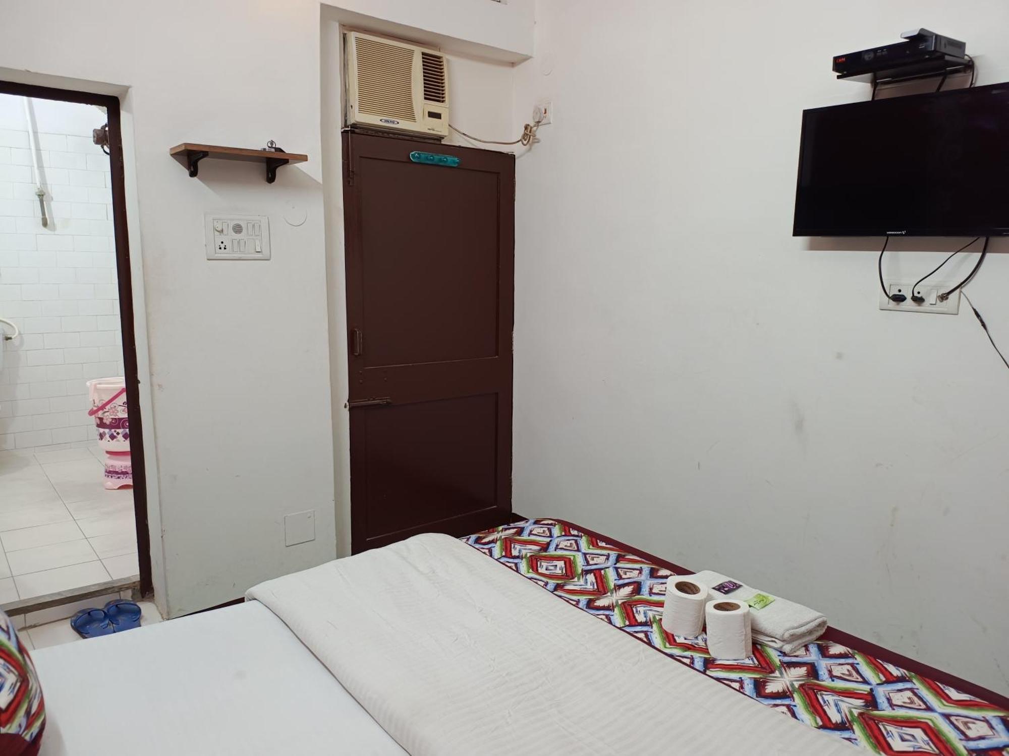 Hotel Majors Den New Delhi Exterior photo
