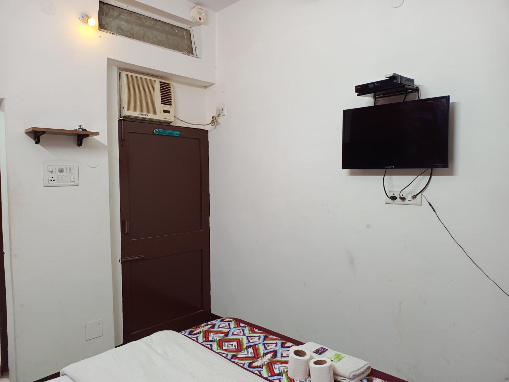 Hotel Majors Den New Delhi Exterior photo