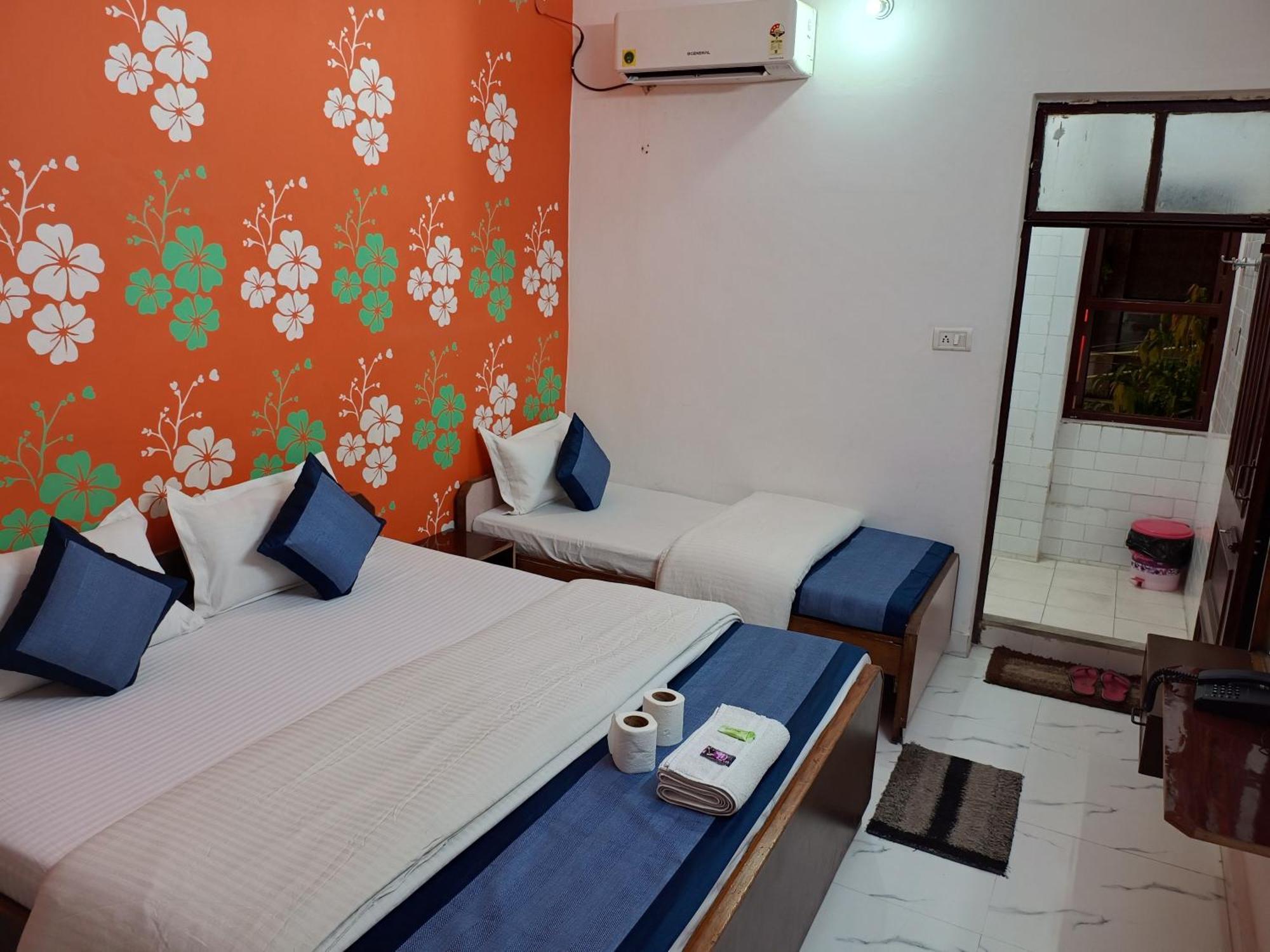 Hotel Majors Den New Delhi Exterior photo