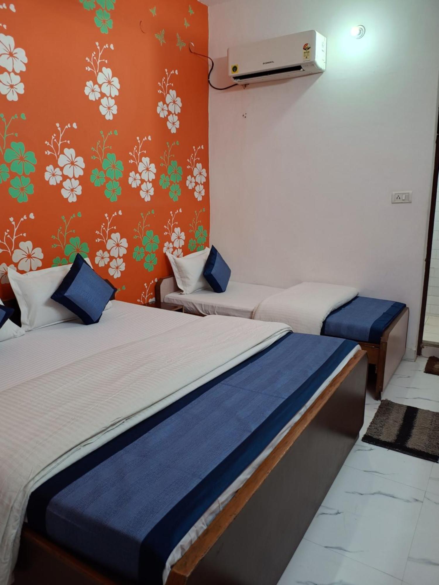 Hotel Majors Den New Delhi Exterior photo