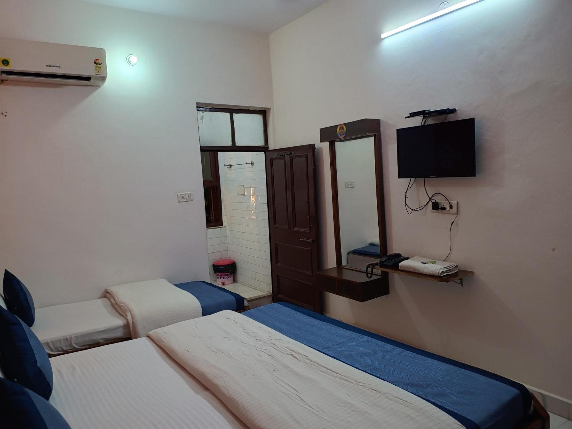 Hotel Majors Den New Delhi Exterior photo
