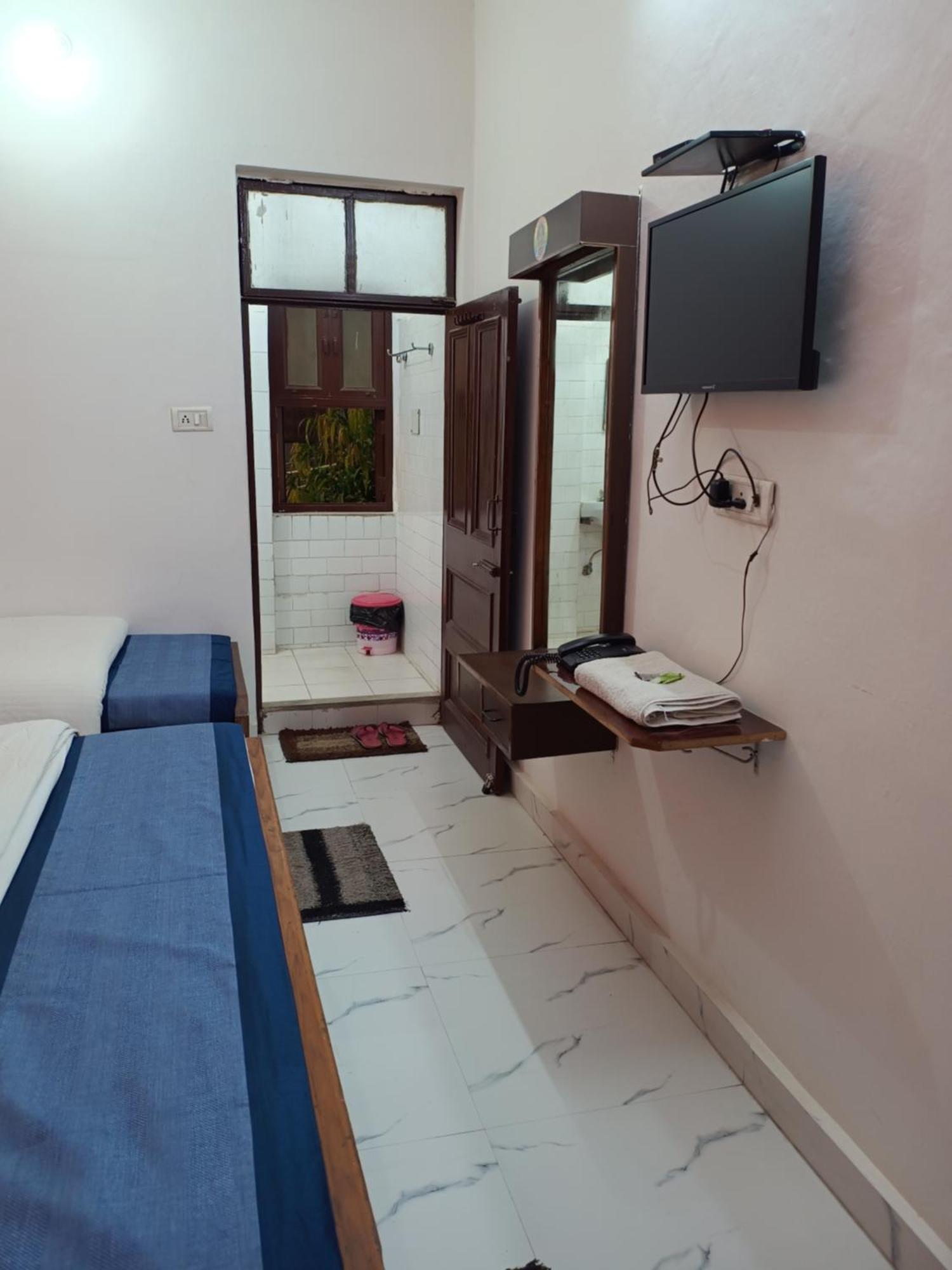 Hotel Majors Den New Delhi Exterior photo