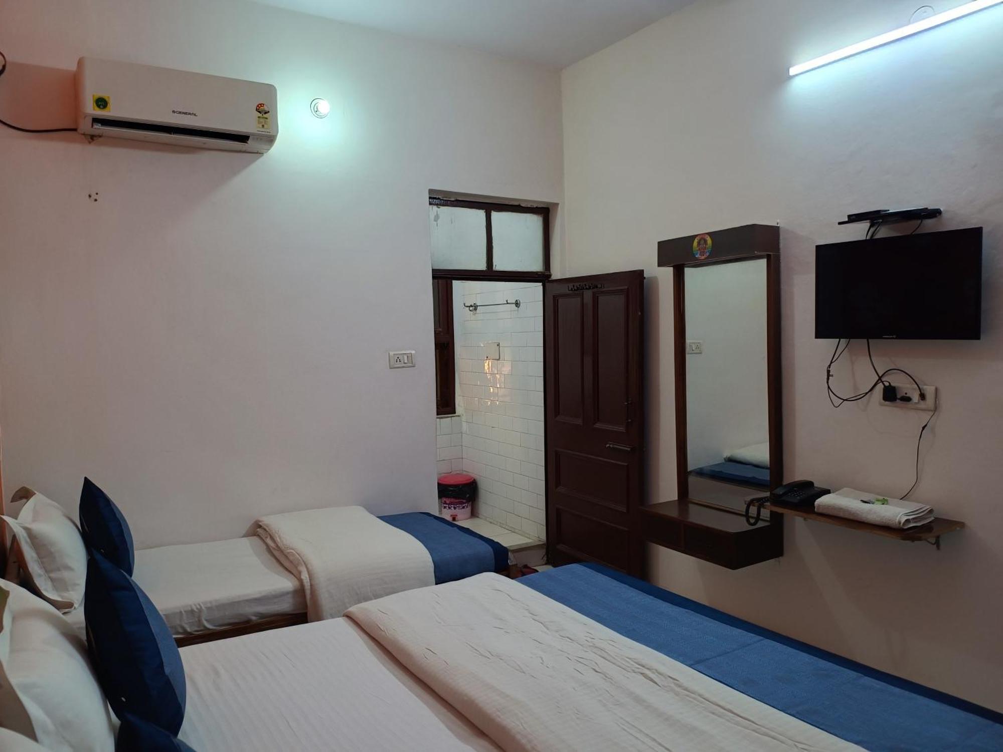 Hotel Majors Den New Delhi Exterior photo