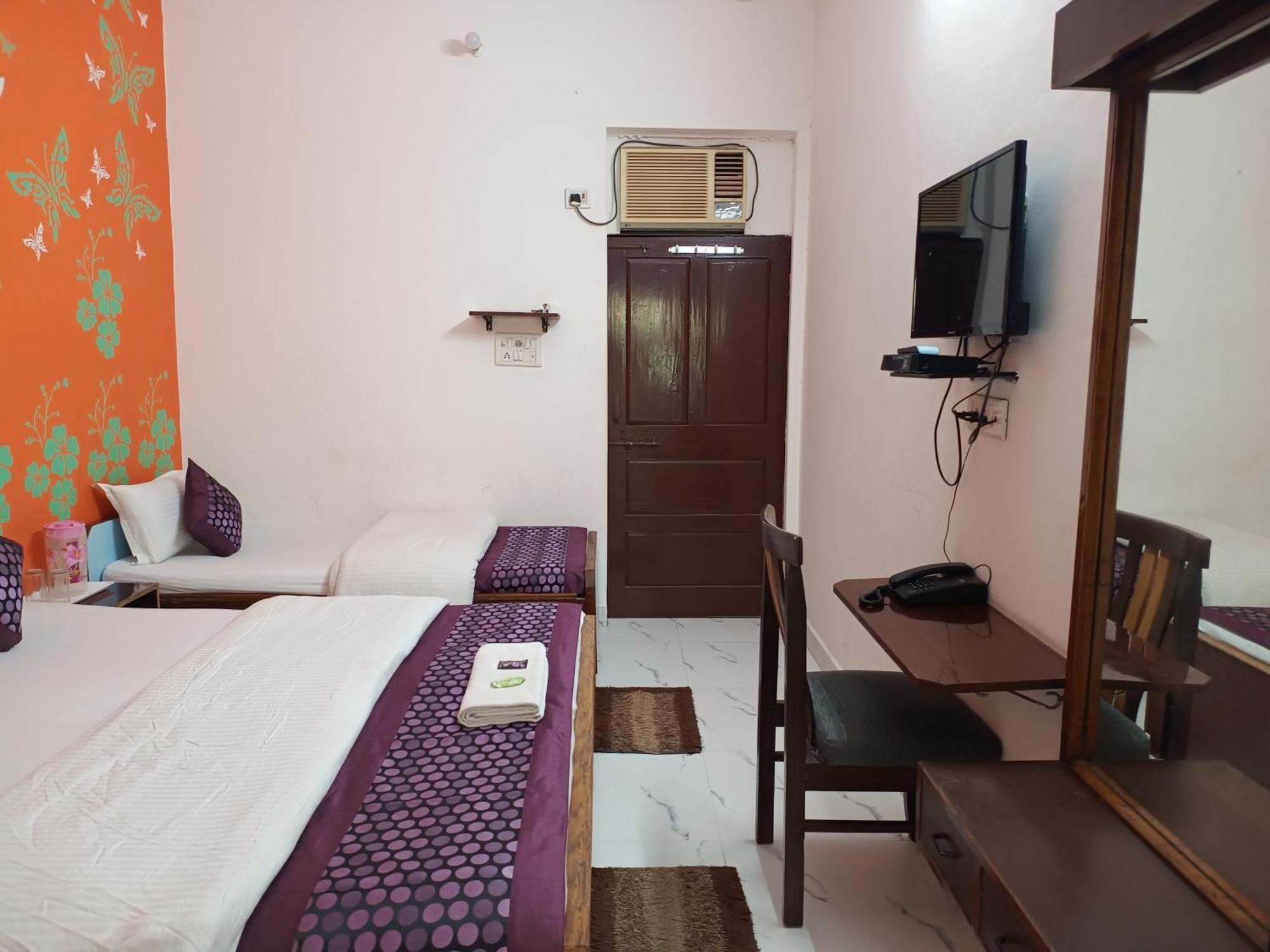 Hotel Majors Den New Delhi Exterior photo