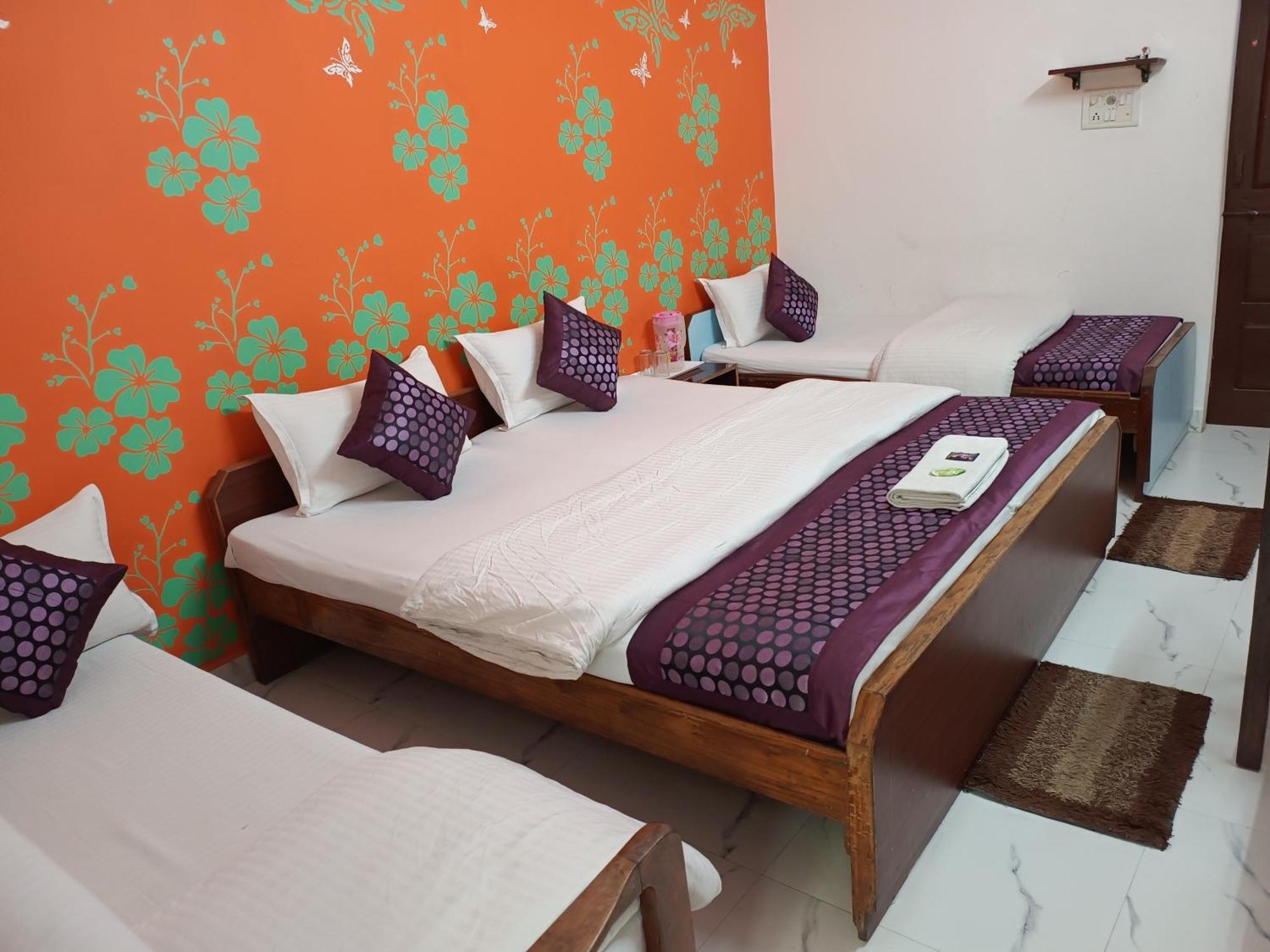 Hotel Majors Den New Delhi Exterior photo