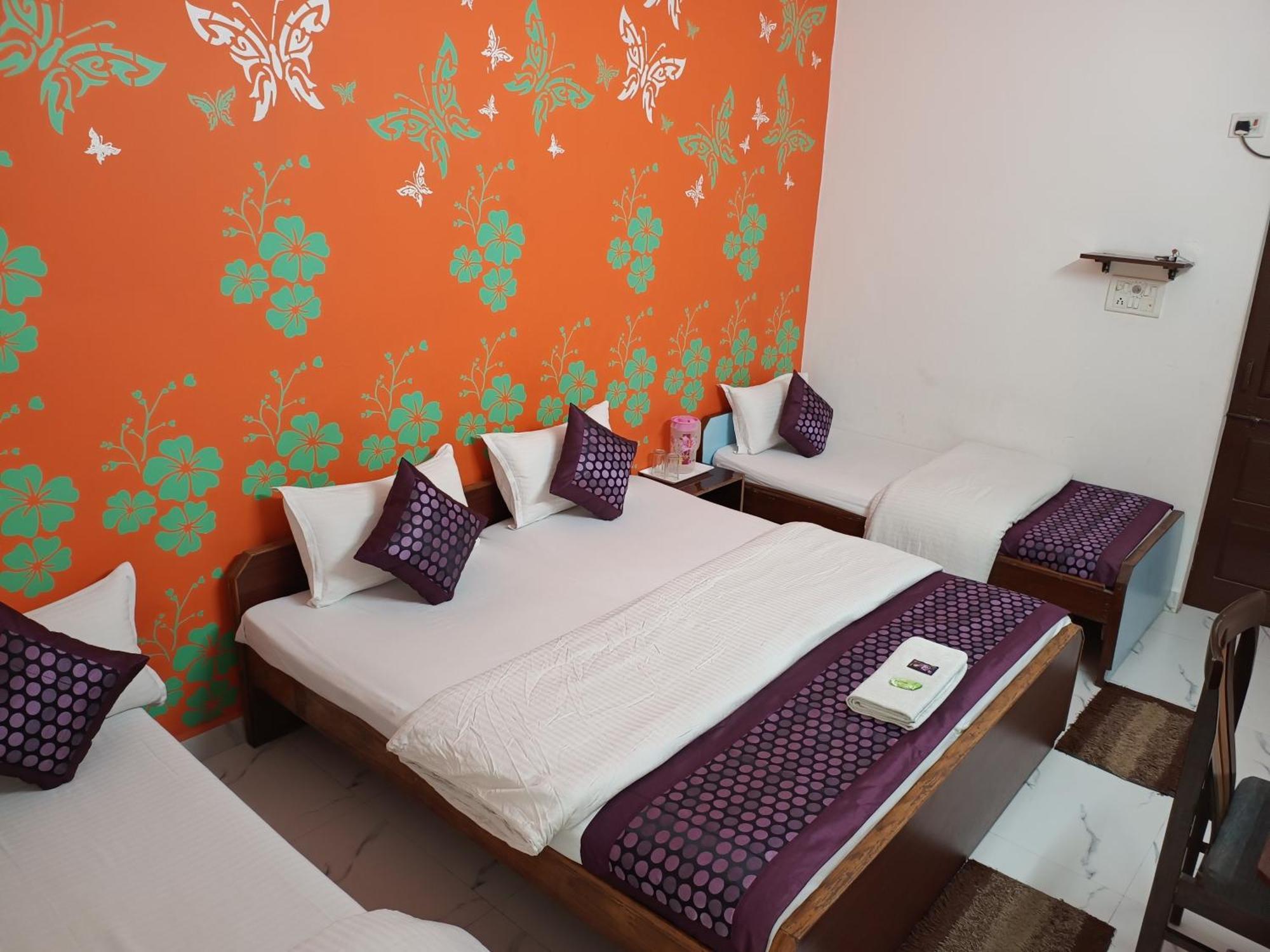 Hotel Majors Den New Delhi Exterior photo
