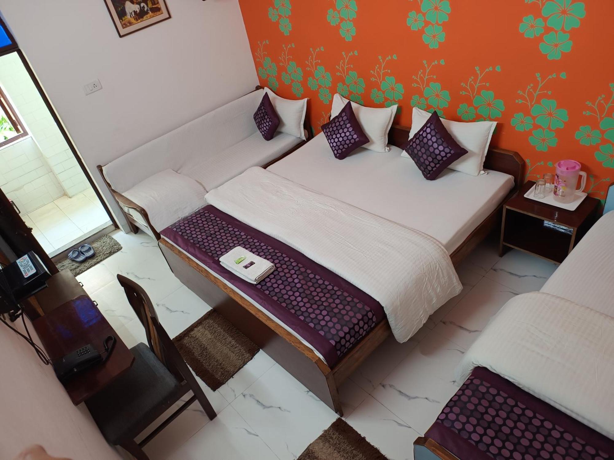Hotel Majors Den New Delhi Exterior photo